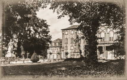 Schloss Bruchsal - Garten, Terrasse, Hellebardiere, Hauptbau, Kammerflügel - (Aufnahme und Abzug von Carl Ohler, undatiert; entnommen einem privaten Album des Fotografen; Album mit freundlicher Genehmigung zur Verfügung gestellt von Frau Margarethe Ohler-Grabenstein; Reproduktion durch Dr. Manfred Schneider, November 2021)