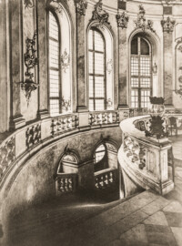 Schloss Bruchsal - Kuppelsaal, Haupttreppe - (Aufnahme und Abzug von Carl Ohler, undatiert; entnommen einem privaten Album des Fotografen; Album mit freundlicher Genehmigung zur Verfügung gestellt von Frau Margarethe Ohler-Grabenstein; Reproduktion durch Dr. Manfred Schneider, November 2021)