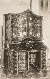 Schloss Bruchsal - Schreibschrank mit Intarsia, m 1750 - (Aufnahme und Abzug von Carl Ohler, undatiert; entnommen einem privaten Album des Fotografen; Album mit freundlicher Genehmigung zur Verfügung gestellt von Frau Margarethe Ohler-Grabenstein; Reproduktion durch Dr. Manfred Schneider, November 2021)
