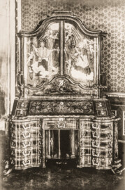 Schloss Bruchsal - Schreibschrank mit Intarsia und eingelegten Bildern des Hl. Johann Nepomuk und Carl Borromäus, um 1750 - (Aufnahme und Abzug von Carl Ohler, undatiert; entnommen einem privaten Album des Fotografen; Album mit freundlicher Genehmigung zur Verfügung gestellt von Frau Margarethe Ohler-Grabenstein; Reproduktion durch Dr. Manfred Schneider, November 2021)