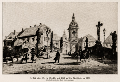 Schloss Bruchsal - Das obere Tor in Bruchsal mit Blick auf die Stadtkirche um 1750 - (Denkmälerarchiv des Bad. Landesmuseums; Bildnachweis: Seite 9 des Buchs: "Anton Wetterer: Das Bruchsaler Schloß - Seine Baugeschichte und seine Kunst - Zur Zweihundertjahrfeier der Grundsteinlegung - 1922 herausgegeben - Zweite verbesserte Auflage, 1927 - Verlag C.F. Müller, Karlsruhe i.B."; Reproduktion durch Dr. Manfred Schneider, November 2021) Schloss Bruchsal - Das obere Tor in Bruchsal mit Blick auf die Stadtkirche um 1750 - (Denkmälerarchiv des Bad. Landesmuseums; Bildnachweis: Seite 9 des Buchs: "Anton Wetterer: Das Bruchsaler Schloß - Seine Baugeschichte und seine Kunst - Zur Zweihundertjahrfeier der Grundsteinlegung - 1922 herausgegeben - Zweite verbesserte Auflage, 1927 - Verlag C.F. Müller, Karlsruhe i.B."; Reproduktion durch Dr. Manfred Schneider, November 2021)