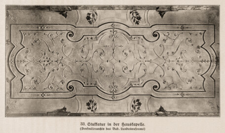 Schloss Bruchsal - Stukkatur in der Hauskapelle - (Denkmälerarchiv des Bad. Landesmuseums; Bildnachweis: Seite 79 des Buchs: "Anton Wetterer: Das Bruchsaler Schloß - Seine Baugeschichte und seine Kunst - Zur Zweihundertjahrfeier der Grundsteinlegung - 1922 herausgegeben - Zweite verbesserte Auflage, 1927 - Verlag C.F. Müller, Karlsruhe i.B."; Reproduktion durch Dr. Manfred Schneider, November 2021)