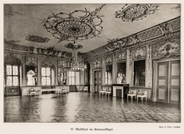 Schloss Bruchsal - Musiksaal im Kammerflügel - (Fotograf: Carl Ohler, Bruchsal; Bildnachweis: Seite 87 des Buchs: "Anton Wetterer: Das Bruchsaler Schloß - Seine Baugeschichte und seine Kunst - Zur Zweihundertjahrfeier der Grundsteinlegung - 1922 herausgegeben - Zweite verbesserte Auflage, 1927 - Verlag C.F. Müller, Karlsruhe i.B."; Reproduktion durch Dr. Manfred Schneider, November 2021)