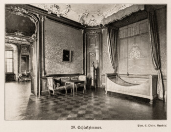 Schloss Bruchsal - Schlafzimmer - (Fotograf: Carl Ohler, Bruchsal; Bildnachweis: Seite 49 des Buchs: "Anton Wetterer: Das Bruchsaler Schloß - Seine Baugeschichte und seine Kunst - Zur Zweihundertjahrfeier der Grundsteinlegung - 1922 herausgegeben - Zweite verbesserte Auflage, 1927 - Verlag C.F. Müller, Karlsruhe i.B."; Reproduktion durch Dr. Manfred Schneider, November 2021) Schloss Bruchsal - Schlafzimmer - (Fotograf: Carl Ohler, Bruchsal; Bildnachweis: Seite 49 des Buchs: "Anton Wetterer: Das Bruchsaler Schloß - Seine Baugeschichte und seine Kunst - Zur Zweihundertjahrfeier der Grundsteinlegung - 1922 herausgegeben - Zweite verbesserte Auflage, 1927 - Verlag C.F. Müller, Karlsruhe i.B."; Reproduktion durch Dr. Manfred Schneider, November 2021)