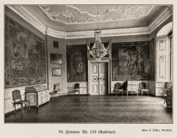 Schloss Bruchsal - Zimmer Nr. 112 (Kabinet / Arbeitszimmer) - (Fotograf: Carl Ohler, Bruchsal; Bildnachweis: Seite 81 des Buchs: "Anton Wetterer: Das Bruchsaler Schloß - Seine Baugeschichte und seine Kunst - Zur Zweihundertjahrfeier der Grundsteinlegung - 1922 herausgegeben - Zweite verbesserte Auflage, 1927 - Verlag C.F. Müller, Karlsruhe i.B."; Reproduktion durch Dr. Manfred Schneider, November 2021) Schloss Bruchsal - Zimmer Nr. 112 (Kabinet / Arbeitszimmer) - (Fotograf: Carl Ohler, Bruchsal; Bildnachweis: Seite 81 des Buchs: "Anton Wetterer: Das Bruchsaler Schloß - Seine Baugeschichte und seine Kunst - Zur Zweihundertjahrfeier der Grundsteinlegung - 1922 herausgegeben - Zweite verbesserte Auflage, 1927 - Verlag C.F. Müller, Karlsruhe i.B."; Reproduktion durch Dr. Manfred Schneider, November 2021)