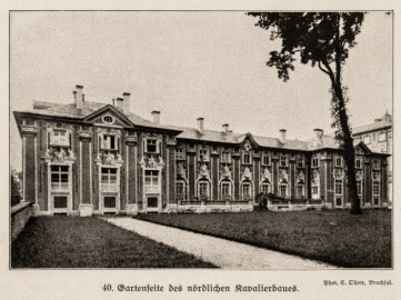 Schloss Bruchsal - Gartenseite des nördlichen Kavalierbaues - (Fotograf: Carl Ohler, Bruchsal; Bildnachweis: Seite 93 des Buchs: "Anton Wetterer: Das Bruchsaler Schloß - Seine Baugeschichte und seine Kunst - Zur Zweihundertjahrfeier der Grundsteinlegung - 1922 herausgegeben - Zweite verbesserte Auflage, 1927 - Verlag C.F. Müller, Karlsruhe i.B."; Reproduktion durch Dr. Manfred Schneider, November 2021) Schloss Bruchsal - Gartenseite des nördlichen Kavalierbaues - (Fotograf: Carl Ohler, Bruchsal; Bildnachweis: Seite 93 des Buchs: "Anton Wetterer: Das Bruchsaler Schloß - Seine Baugeschichte und seine Kunst - Zur Zweihundertjahrfeier der Grundsteinlegung - 1922 herausgegeben - Zweite verbesserte Auflage, 1927 - Verlag C.F. Müller, Karlsruhe i.B."; Reproduktion durch Dr. Manfred Schneider, November 2021)