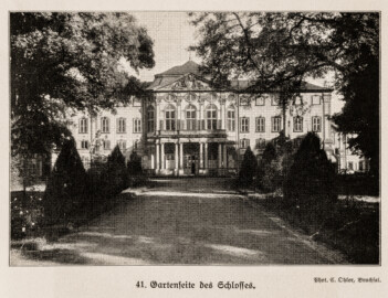Schloss Bruchsal - Gartenseite des Schlosses - (Fotograf: Carl Ohler, Bruchsal; Bildnachweis: Seite 95 des Buchs: "Anton Wetterer: Das Bruchsaler Schloß - Seine Baugeschichte und seine Kunst - Zur Zweihundertjahrfeier der Grundsteinlegung - 1922 herausgegeben - Zweite verbesserte Auflage, 1927 - Verlag C.F. Müller, Karlsruhe i.B."; Reproduktion durch Dr. Manfred Schneider, November 2021)