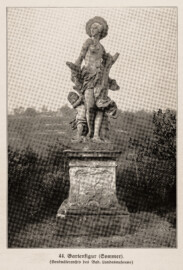 Schloss Bruchsal - Gartenfigur (Sommer) - (Denkmälerarchiv des Bad. Landesmuseums; Bildnachweis: Seite 100 des Buchs: "Anton Wetterer: Das Bruchsaler Schloß - Seine Baugeschichte und seine Kunst - Zur Zweihundertjahrfeier der Grundsteinlegung - 1922 herausgegeben - Zweite verbesserte Auflage, 1927 - Verlag C.F. Müller, Karlsruhe i.B."; Reproduktion durch Dr. Manfred Schneider, November 2021)