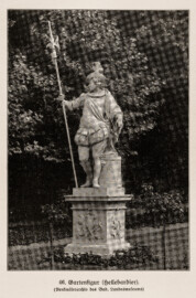 Schloss Bruchsal - Gartenfigur (Hellebardier) - (Denkmälerarchiv des Bad. Landesmuseums; Bildnachweis: Seite 103 des Buchs: "Anton Wetterer: Das Bruchsaler Schloß - Seine Baugeschichte und seine Kunst - Zur Zweihundertjahrfeier der Grundsteinlegung - 1922 herausgegeben - Zweite verbesserte Auflage, 1927 - Verlag C.F. Müller, Karlsruhe i.B."; Reproduktion durch Dr. Manfred Schneider, November 2021) Schloss Bruchsal - Gartenfigur (Hellebardier) - (Denkmälerarchiv des Bad. Landesmuseums; Bildnachweis: Seite 103 des Buchs: "Anton Wetterer: Das Bruchsaler Schloß - Seine Baugeschichte und seine Kunst - Zur Zweihundertjahrfeier der Grundsteinlegung - 1922 herausgegeben - Zweite verbesserte Auflage, 1927 - Verlag C.F. Müller, Karlsruhe i.B."; Reproduktion durch Dr. Manfred Schneider, November 2021)