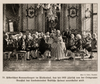 Schloss Bruchsal - Historisches Kammerkonzert im Fürstensaal, das seit 1922 jährlich von der Ortsgruppe Bruchsal des Landesvereins Badische Heimat veranstaltet wird - (Fotograf: Carl Ohler, Bruchsal; Bildnachweis: Seite 113 des Buchs: "Anton Wetterer: Das Bruchsaler Schloß - Seine Baugeschichte und seine Kunst - Zur Zweihundertjahrfeier der Grundsteinlegung - 1922 herausgegeben - Zweite verbesserte Auflage, 1927 - Verlag C.F. Müller, Karlsruhe i.B."; Reproduktion durch Dr. Manfred Schneider, November 2021)