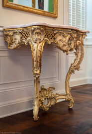 Schloss Bruchsal - Hauptbau - Beletage - Jagdzimmer - Westliche Wand - Konsoltisch (hergestellt vermutlich von Ferdinand Hund, um 1750) (aufgenommen im April 2018, um die Mittagszeit)