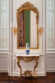 Schloss Bruchsal - Hauptbau - Beletage - Jagdzimmer - Westliche Wand - Konsoltisch und Spiegel (hergestellt vermutlich von Ferdinand Hund, um 1750) (aufgenommen im April 2018, am späten Vormittag)