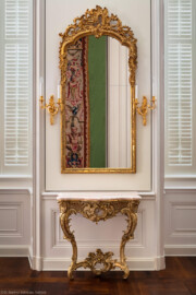 Schloss Bruchsal - Hauptbau - Beletage - Jagdzimmer - Westliche Wand - Konsoltisch und Spiegel (hergestellt vermutlich von Ferdinand Hund, um 1750) (aufgenommen im April 2018, am späten Vormittag)