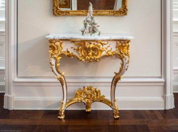 Schloss Bruchsal - Hauptbau - Beletage - Musikzimmer - Westliche Wand - Konsoltisch (hergestellt von Ferdinand Hund, um 1755) (aufgenommen im April 2018, am späten Vormittag) Schloss Bruchsal - Hauptbau - Beletage - Musikzimmer - Westliche Wand - Konsoltisch (hergestellt von Ferdinand Hund, um 1755) (aufgenommen im April 2018, am späten Vormittag)