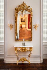 Schloss Bruchsal - Hauptbau - Beletage - Musikzimmer - Westliche Wand - Konsoltisch und Spiegel (hergestellt von Ferdinand Hund, Konsoltisch um 1755) (aufgenommen im April 2018, am späten Vormittag)