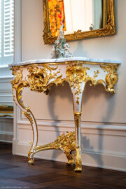 Schloss Bruchsal - Hauptbau - Beletage - Musikzimmer - Westliche Wand - Konsoltisch (hergestellt von Ferdinand Hund, um 1755) (aufgenommen im April 2018, am frühen Nachmittag)