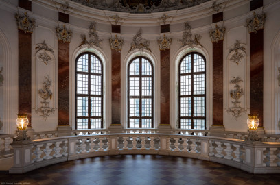 Schloss Bruchsal - Hauptbau / Corps de Logis - Beletage - Kuppelsaal - Blick von der südlichen Plattform in den nördlichen Teil des Kuppelsaals (aufgenommen im April 2018, am frühen Nachmittag) Schloss Bruchsal - Hauptbau / Corps de Logis - Beletage - Kuppelsaal - Blick von der südlichen Plattform in den nördlichen Teil des Kuppelsaals (aufgenommen im April 2018, am frühen Nachmittag)