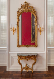 Schloss Bruchsal - Hauptbau - Beletage - Rotes Zimmer - Westliche Wand - Konsoltisch und Spiegel (vermutlich hergestellt von Ferdinand Hund, zwischen 1755 und 1760) (aufgenommen im April 2018, um die Mittagszeit) Schloss Bruchsal - Hauptbau - Beletage - Rotes Zimmer - Westliche Wand - Konsoltisch und Spiegel (vermutlich hergestellt von Ferdinand Hund, zwischen 1755 und 1760) (aufgenommen im April 2018, um die Mittagszeit)