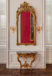Schloss Bruchsal - Hauptbau - Beletage - Rotes Zimmer - Westliche Wand - Konsoltisch und Spiegel (vermutlich hergestellt von Ferdinand Hund, zwischen 1755 und 1760) (aufgenommen im April 2018, um die Mittagszeit) Schloss Bruchsal - Hauptbau - Beletage - Rotes Zimmer - Westliche Wand - Konsoltisch und Spiegel (vermutlich hergestellt von Ferdinand Hund, zwischen 1755 und 1760) (aufgenommen im April 2018, um die Mittagszeit)