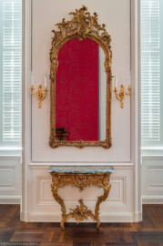 Schloss Bruchsal - Hauptbau - Beletage - Rotes Zimmer - Südliche Wand - Konsoltisch und Spiegel (vermutlich hergestellt von Ferdinand Hund, zwischen 1755 und 1760) (aufgenommen im April 2018, am frühen Nachmittag) Schloss Bruchsal - Hauptbau - Beletage - Rotes Zimmer - Südliche Wand - Konsoltisch und Spiegel (vermutlich hergestellt von Ferdinand Hund, zwischen 1755 und 1760) (aufgenommen im April 2018, am frühen Nachmittag)