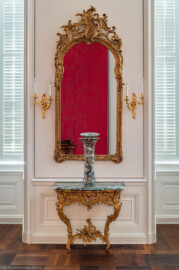 Schloss Bruchsal - Hauptbau - Beletage - Rotes Zimmer - Südliche Wand - Konsoltisch und Spiegel (vermutlich hergestellt von Ferdinand Hund, zwischen 1755 und 1760) (aufgenommen im April 2018, am Nachmittag) Schloss Bruchsal - Hauptbau - Beletage - Rotes Zimmer - Südliche Wand - Konsoltisch und Spiegel (vermutlich hergestellt von Ferdinand Hund, zwischen 1755 und 1760) (aufgenommen im April 2018, am Nachmittag)