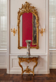 Schloss Bruchsal - Hauptbau - Beletage - Rotes Zimmer - Westliche Wand - Konsoltisch und Spiegel (vermutlich hergestellt von Ferdinand Hund, zwischen 1755 und 1760) (aufgenommen im April 2018, um die Mittagszeit) Schloss Bruchsal - Hauptbau - Beletage - Rotes Zimmer - Westliche Wand - Konsoltisch und Spiegel (vermutlich hergestellt von Ferdinand Hund, zwischen 1755 und 1760) (aufgenommen im April 2018, um die Mittagszeit)