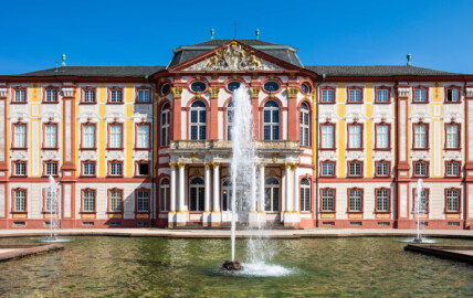 Schloss Bruchsal - Hauptbau - Von Außen / Von Westen / Gartenseite - Blick von der Schlossterrasse auf die Westfassade  (aufgenommen im April 2018, am späten Nachmittag)