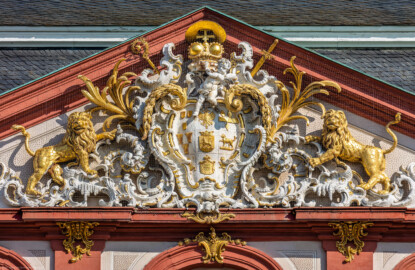 Schloss Bruchsal - Hauptbau - Von Außen / Von Westen / Gartenseite - Zentrales Giebelfeld (neu geschaffen zwischen 1900 und 1909) - Stuck ursprünglich von Johann Michael Feichtmayr (aufgenommen im April 2018, am späten Nachmittag)