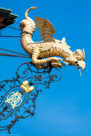 Schloss Bruchsal - Von Außen - Hauptbau - Von Osten / Hofseite - Oben, ganz rechts - Basilisk / Drache als Zierwasserspeier (aufgenommen im April 2018, am späten Vormittag) Schloss Bruchsal - Von Außen - Hauptbau - Von Osten / Hofseite - Oben, ganz rechts - Basilisk / Drache als Zierwasserspeier (aufgenommen im April 2018, am späten Vormittag)