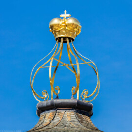 Schloss Bruchsal - Nördlicher Verbindungsbau - Von Osten / Hofseite - Blick vom Ehrenhof auf die Dachspitze mit der goldenen Krone, dem sog. Bischofshut (aufgenommen im April 2018, um die Mittagszeit) Schloss Bruchsal - Nördlicher Verbindungsbau - Von Osten / Hofseite - Blick vom Ehrenhof auf die Dachspitze mit der goldenen Krone, dem sog. Bischofshut (aufgenommen im April 2018, um die Mittagszeit)