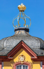Schloss Bruchsal - Nördlicher Verbindungsbau - Von Osten / Hofseite - Blick vom Ehrenhof auf den Giebel und die Dachspitze mit der goldenen Krone, dem sog. Bischofshut  (aufgenommen im April 2018, um die Mittagszeit)