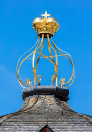 Schloss Bruchsal - Nördlicher Verbindungsbau - Von Osten / Hofseite - Blick vom Ehrenhof auf die Dachspitze mit der goldenen Krone, dem sog. Bischofshut (aufgenommen im April 2018, um die Mittagszeit) Schloss Bruchsal - Nördlicher Verbindungsbau - Von Osten / Hofseite - Blick vom Ehrenhof auf die Dachspitze mit der goldenen Krone, dem sog. Bischofshut (aufgenommen im April 2018, um die Mittagszeit)