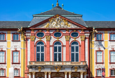 Schloss Bruchsal - Von Außen - Hauptbau - Von Osten / Hofseite - Blick vom Ehrenhof auf die Ostfassade mit dem Mittelrisalit, dem Fürstensaal und dem Balkon  (aufgenommen im April 2018, um die Mittagszeit)