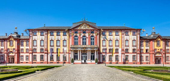 Schloss Bruchsal - Von Außen - Hauptbau - Von Osten / Hofseite - Blick vom Ehrenhof auf die Ostfassade (aufgenommen im April 2018, am frühen Nachmittag) Schloss Bruchsal - Von Außen - Hauptbau - Von Osten / Hofseite - Blick vom Ehrenhof auf die Ostfassade (aufgenommen im April 2018, am frühen Nachmittag)