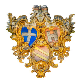 Schloss Bruchsal - Hauptbau / Corps de Logis - Mittelrisalit / Altan - Von Außen / Von Westen / Hofseite - Allianzwappen, geschaffen von Joachim Günther - Unten: Wappen des Fürstbischofs Franz Christoph von Hutten zum Stolzenberg, links: Wappen des Hochstifts Speyer, rechts: Wappen der Propstei Weißenburg (aufgenommen im April 2018, am Nachmittag) Schloss Bruchsal - Hauptbau / Corps de Logis - Mittelrisalit / Altan - Von Außen / Von Westen / Hofseite - Allianzwappen, geschaffen von Joachim Günther - Unten: Wappen des Fürstbischofs Franz Christoph von Hutten zum Stolzenberg, links: Wappen des Hochstifts Speyer, rechts: Wappen der Propstei Weißenburg (aufgenommen im April 2018, am Nachmittag)
