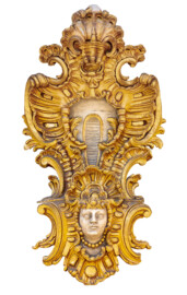 Schloss Bruchsal - Von Außen - Hauptbau - Von Osten / Hofseite - Mittelrisalit / Balkon - Linke Seite - Kartusche mit Kopf (aufgenommen im April 2018, am Nachmittag) Schloss Bruchsal - Von Außen - Hauptbau - Von Osten / Hofseite - Mittelrisalit / Balkon - Linke Seite - Kartusche mit Kopf (aufgenommen im April 2018, am Nachmittag)