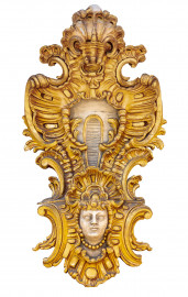 Schloss Bruchsal - Von Außen - Hauptbau - Von Osten / Hofseite - Mittelrisalit / Balkon - Linke Seite - Kartusche mit Kopf (aufgenommen im April 2018, am Nachmittag) Schloss Bruchsal - Von Außen - Hauptbau - Von Osten / Hofseite - Mittelrisalit / Balkon - Linke Seite - Kartusche mit Kopf (aufgenommen im April 2018, am Nachmittag)