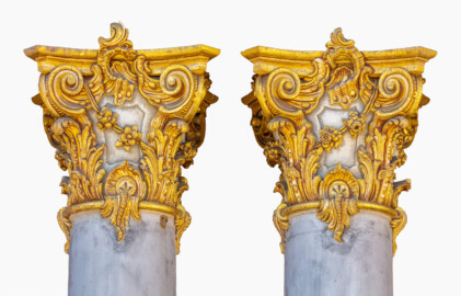 Schloss Bruchsal - Von Außen - Hauptbau - Von Osten / Hofseite - Mittelrisalit / Balkon / Direkt rechts der Mitte - Zwei Kapitelle, geschaffen von Joachim Günther (aufgenommen im April 2018, am Nachmittag) Schloss Bruchsal - Von Außen - Hauptbau - Von Osten / Hofseite - Mittelrisalit / Balkon / Direkt rechts der Mitte - Zwei Kapitelle, geschaffen von Joachim Günther (aufgenommen im April 2018, am Nachmittag)