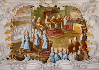 Schloss Bruchsal - Hauptbau / Corps de Logis - Beletage - Kuppelsaal - Kuppel - Kartusche in der Hohlkehle, oberhalb des Durchgangs zum Fürstensaal - Darstellung des Hochamts, zelebriert von Franz Christoph von Hutten zum Stolzenberg, anlässlich der Wahl von Franz Stephan von Lothringen zum Kaiser (urspünglich gemalt 1752 von Johannes Zick, originalgetreu rekonstruiert 1969 von Karl Manninger, Stuck urspünglich von Johann Michael Feuchtmayer dem Jüngeren, rekonstruiert 1960 bis 1964 von Jakob und Josef Schnitzer) (aufgenommen im April 2018, am Nachmittag) Schloss Bruchsal - Hauptbau / Corps de Logis - Beletage - Kuppelsaal - Kuppel - Kartusche in der Hohlkehle, oberhalb des Durchgangs zum Fürstensaal - Darstellung des Hochamts, zelebriert von Franz Christoph von Hutten zum Stolzenberg, anlässlich der Wahl von Franz Stephan von Lothringen zum Kaiser (urspünglich gemalt 1752 von Johannes Zick, originalgetreu rekonstruiert 1969 von Karl Manninger, Stuck urspünglich von Johann Michael Feuchtmayer dem Jüngeren, rekonstruiert 1960 bis 1964 von Jakob und Josef Schnitzer) (aufgenommen im April 2018, am Nachmittag)
