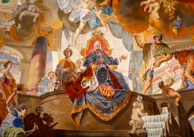 Schloss Bruchsal - Hauptbau / Corps de Logis - Beletage - Kuppelsaal - Kuppel - Ausschnitt aus rekonstruiertem Kuppelfresko, oberhalb des Durchgangs zum Marmorsaal - Fürstbischof Franz Christoph von Hutten zum Stolzenberg (Mitte) als Bauherr und Förderer der Künste; rechts Johann Georg Stahl, Huttens Werkmeister und Architekt; davor ein Putto, der einen Plan Stahls für eine Saline fertigstellt; links unten die Personifikation der Bildhauerei (meißelt Huttens Wappen), ganz links die Personifikation der Malerei (urspünglich gemalt 1752 von Johannes Zick und Sohn Januarius, originalgetreu rekonstruiert 1966 von Karl Manninger) (aufgenommen im April 2018, am späten Nachmittag) Schloss Bruchsal - Hauptbau / Corps de Logis - Beletage - Kuppelsaal - Kuppel - Ausschnitt aus rekonstruiertem Kuppelfresko, oberhalb des Durchgangs zum Marmorsaal - Fürstbischof Franz Christoph von Hutten zum Stolzenberg (Mitte) als Bauherr und Förderer der Künste; rechts Johann Georg Stahl, Huttens Werkmeister und Architekt; davor ein Putto, der einen Plan Stahls für eine Saline fertigstellt; links unten die Personifikation der Bildhauerei (meißelt Huttens Wappen), ganz links die Personifikation der Malerei (urspünglich gemalt 1752 von Johannes Zick und Sohn Januarius, originalgetreu rekonstruiert 1966 von Karl Manninger) (aufgenommen im April 2018, am späten Nachmittag)