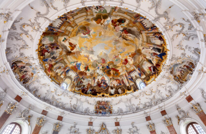 Schloss Bruchsal - Hauptbau / Corps de Logis - Beletage - Kuppelsaal - Blick vom Fürstensaal in die rekonstruierte Kuppel (Urspüngliche Malereien von Johannes Zick und Sohn Januarius, 1752, originalgetreue Rekonstruktion von Karl Manninger, 1966, urspüngliche Stuckaturen von Johann Michael Feichtmayr, Rekonstruktion durch Jakob und Josef Schnitzer, 1964) (aufgenommen im April 2018, am späten Nachmittag)