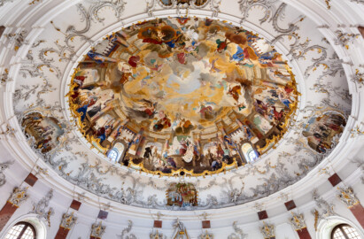 Schloss Bruchsal - Hauptbau / Corps de Logis - Beletage - Kuppelsaal - Blick vom Marmorsaal in die rekonstruierte Kuppel (Urspüngliche Malereien von Johannes Zick und Sohn Januarius, 1752, originalgetreue Rekonstruktion von Karl Manninger, 1966, urspüngliche Stuckaturen von Johann Michael Feichtmayr, Rekonstruktion durch Jakob und Josef Schnitzer, 1964) (aufgenommen im April 2018, am späten Nachmittag)