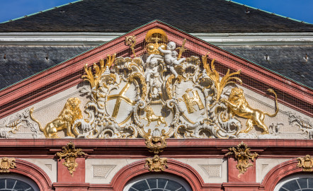 Schloss Bruchsal - Von Außen - Hauptbau - Hofseite - Von Osten - Zentrales Giebelfeld - Unten: Familienwappen des Kardinals Schönborn, links: Wappen des Hochstift Speyer, rechts: Wappen der Propstei Weißenburg - Inschrift im Giebelfeld, unten rechts "renoviert 1902 1936", unten links "rest. 1954" - Stuck ursprünglich von Johann Michael Feichtmayr (aufgenommen im April 2018, am Vormittag) Schloss Bruchsal - Von Außen - Hauptbau - Hofseite - Von Osten - Zentrales Giebelfeld - Unten: Familienwappen des Kardinals Schönborn, links: Wappen des Hochstift Speyer, rechts: Wappen der Propstei Weißenburg - Inschrift im Giebelfeld, unten rechts "renoviert 1902 1936", unten links "rest. 1954" - Stuck ursprünglich von Johann Michael Feichtmayr (aufgenommen im April 2018, am Vormittag)