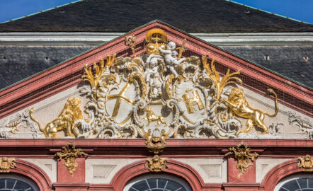 Schloss Bruchsal - Von Außen - Hauptbau - Hofseite - Von Osten - Zentrales Giebelfeld - Unten: Familienwappen des Kardinals Schönborn, links: Wappen des Hochstift Speyer, rechts: Wappen der Propstei Weißenburg - Inschrift im Giebelfeld, unten rechts "renoviert 1902 1936", unten links "rest. 1954" - Stuck ursprünglich von Johann Michael Feichtmayr (aufgenommen im April 2018, am Vormittag) Schloss Bruchsal - Von Außen - Hauptbau - Hofseite - Von Osten - Zentrales Giebelfeld - Unten: Familienwappen des Kardinals Schönborn, links: Wappen des Hochstift Speyer, rechts: Wappen der Propstei Weißenburg - Inschrift im Giebelfeld, unten rechts "renoviert 1902 1936", unten links "rest. 1954" - Stuck ursprünglich von Johann Michael Feichtmayr (aufgenommen im April 2018, am Vormittag)