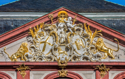 Schloss Bruchsal - Von Außen - Hauptbau - Hofseite - Von Osten - Zentrales Giebelfeld - Unten: Familienwappen des Kardinals Schönborn, links: Wappen des Hochstift Speyer, rechts: Wappen der Propstei Weißenburg - Inschrift im Giebelfeld, unten rechts "renoviert 1902 1936", unten links "rest. 1954" - Stuck ursprünglich von Johann Michael Feichtmayr (aufgenommen im April 2018, am Vormittag) Schloss Bruchsal - Von Außen - Hauptbau - Hofseite - Von Osten - Zentrales Giebelfeld - Unten: Familienwappen des Kardinals Schönborn, links: Wappen des Hochstift Speyer, rechts: Wappen der Propstei Weißenburg - Inschrift im Giebelfeld, unten rechts "renoviert 1902 1936", unten links "rest. 1954" - Stuck ursprünglich von Johann Michael Feichtmayr (aufgenommen im April 2018, am Vormittag)