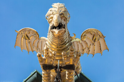Schloss Bruchsal - Von Außen - Hauptbau - Von Osten / Hofseite - Oben, ganz rechts - Basilisk / Drache als Zierwasserspeier (aufgenommen im April 2018, am Vormittag) Schloss Bruchsal - Von Außen - Hauptbau - Von Osten / Hofseite - Oben, ganz rechts - Basilisk / Drache als Zierwasserspeier (aufgenommen im April 2018, am Vormittag)
