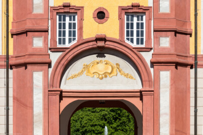 Schloss Bruchsal - Nördlicher Verbindungsbau - Hofseite - Von Osten - Blick vom Ehrenhof auf das Bogenfeld des nördlichen Verbindungsbaus (aufgenommen im April 2018, am späten Vormittag) Schloss Bruchsal - Nördlicher Verbindungsbau - Hofseite - Von Osten - Blick vom Ehrenhof auf das Bogenfeld des nördlichen Verbindungsbaus (aufgenommen im April 2018, am späten Vormittag)
