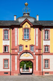 Schloss Bruchsal - Nördlicher Verbindungsbau - Von Osten / Hofseite - Blick vom Ehrenhof auf den Verbindungsbau (aufgenommen im April 2018, am späten Vormittag)