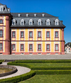 Schloss Bruchsal - Kammerflügel - Von Außen - Von Süden - Blick vom Ehrenhof auf den östlichen Teil des Kammerflügels (aufgenommen im April 2018, am Nachmittag) Schloss Bruchsal - Kammerflügel - Von Außen - Von Süden - Blick vom Ehrenhof auf den östlichen Teil des Kammerflügels (aufgenommen im April 2018, am Nachmittag)