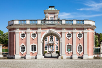 Schloss Bruchsal - Torwachtgebäude / Schlosswachthaus - Von Außen - Von Westen - Blick vom Ehrenhof auf die Westfassade des Torwachtgebäudes und hinter dem Durchgang auf die Westfassade des Kanzleibaus (aufgenommen im April 2018, am Nachmittag) Schloss Bruchsal - Torwachtgebäude / Schlosswachthaus - Von Außen - Von Westen - Blick vom Ehrenhof auf die Westfassade des Torwachtgebäudes und hinter dem Durchgang auf die Westfassade des Kanzleibaus (aufgenommen im April 2018, am Nachmittag)